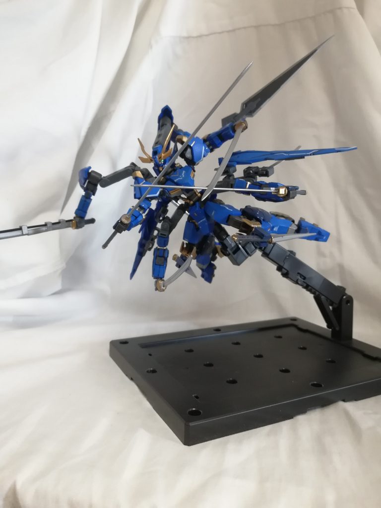 この機体の隠された機能、それがこの六本腕形態、通称阿修羅モード(グラハムは凌駕しそう)です。腰部複合兵装に隠された腕と背部スラスターに隠された腕を展開、脚部の小刀・腰部隠し腕の刀・通常の腕の長刀・右背部隠し腕の伸縮刀・左背部隠し腕の刺突刀、これら全てを用いて敵陣を高速移動し斬りつける状態です。各部隠し腕が展開されたことで腰部・背部スラスターを完全解放できるため、高速戦闘が可能です。また、各種隠し腕はパイロット補助システムによって動いています。