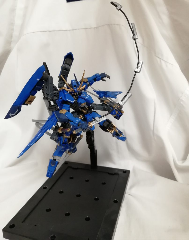 背部に装備された刀その２(ジョジョのタイトル風)です。特筆すべきはその独特な展開機構で、通常の刀としてだけでなく、画像二枚目の様にワイヤーを伸ばし、鞭の様に攻撃することで、他の装備よりも圧倒的な攻撃範囲を得ることができます。