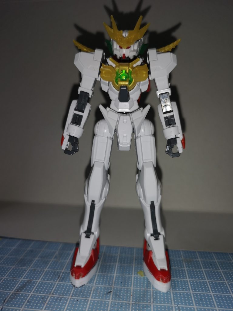 塗装前正面
頭部:アストレアをベースにフェニーチェリナーシタの耳?を接着
ヴァルキランダーのアンテナを削って小型シャープ化
胸部:ナドレをベースヴァルキランダーの胸部をはめ込み
腰部:ナドレをベースにアストレアの余剰パーツを接着
腕部:アストレアにヴァルキランダーのパーツを接着
脚部:アストレアのままつま先と踵をプラバンで作成