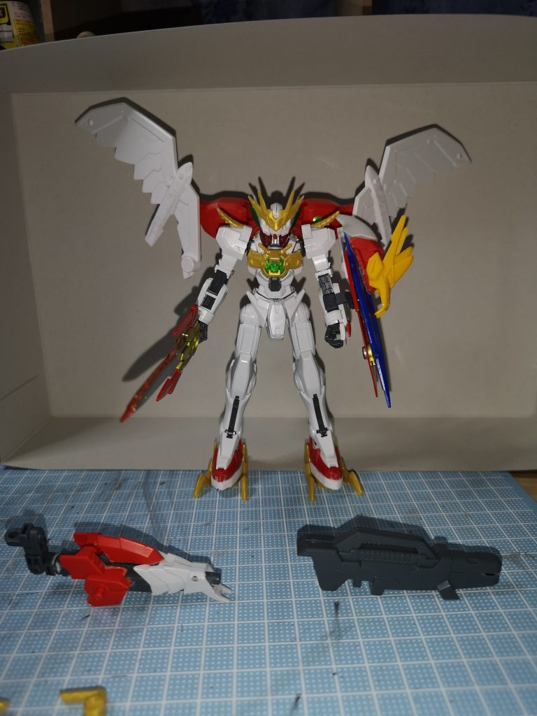 GNフレアー:アストレアの分にヴァルキランダーのパーツを接着
ドラゴンモードで首っぽく見える様ドラゴンガンダムの
腕を接着
ドラゴンモードで背中に繋ぐ為のジョイント追加
GNランチャー:アストレアのまま
ドラゴンモードで腰に接続する為3mmプラボー追加
竜の足は踵に磁石を入れてます