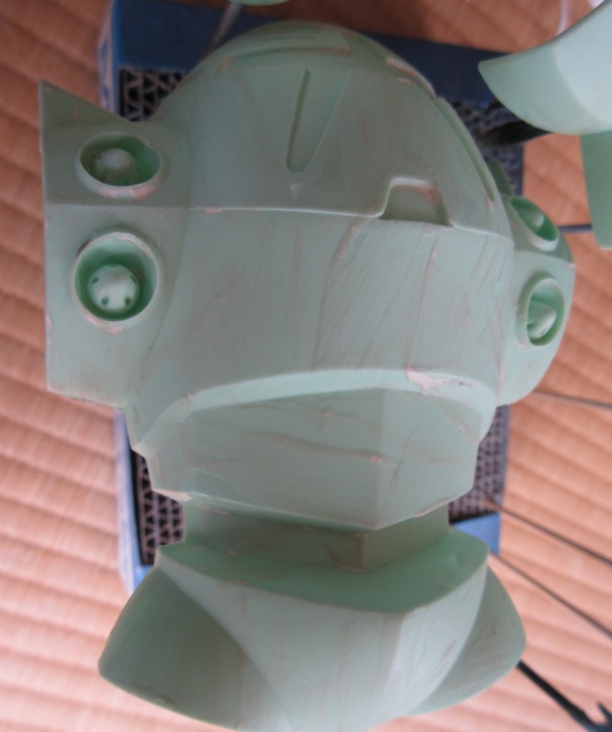 余り写真をとってなかったのでわかりづらいですが、まずパーツの表面に溶きパテを塗ってプラスチックぽさを軽減するようにし、その後やすりで表面を整えてます。