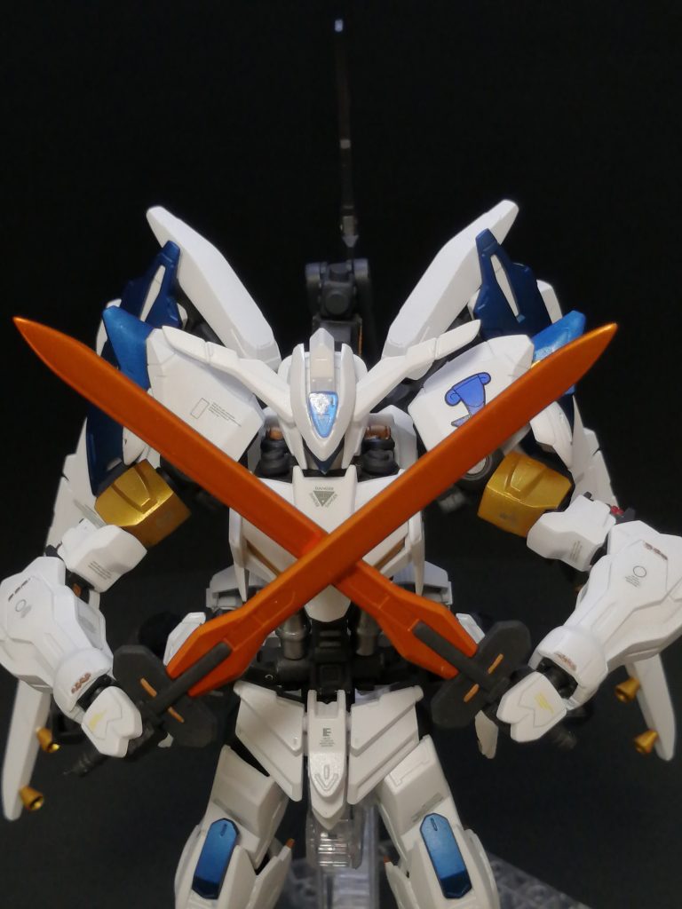 　額のパーツのみ、センサーとか詰まってそうな部位に見えて、それなら透明な方が良さそうだなという考えから塗装はしていません！また特徴的な笛のマークはキットに付属していたシールをそのまま使用しています！
　今回初めてコンテストに参加するために〆切りを意識してガンプラ製作してみました！
どうしても焦って甘い所が自分で見てても沢山あったので今度こういう機会があった時は限られた時間の中でも甘い所が無くなっていくように意識して製作していきたいと思いました！