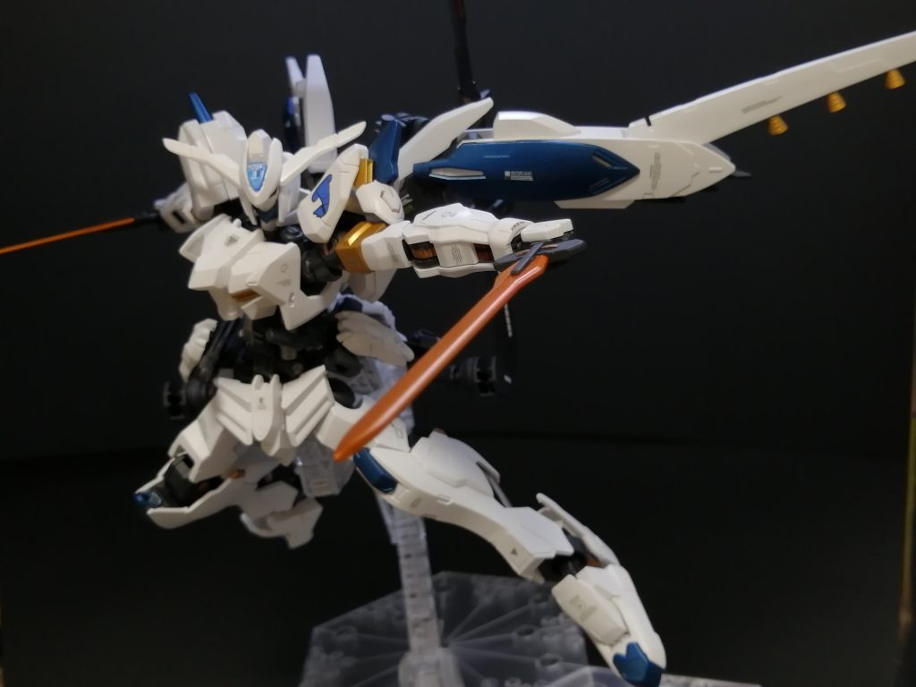 武装紹介①バエルソード改
　マクギリスが搭乗した際の戦闘データを解析し、問題点として挙がった強度不足を補うために希少金属をより厳選して作り直した双剣。
　しかし、切れ味の鋭さと頑丈さの両立は改修時の技術レベルでも困難であったため、後述する追加武装にいわゆる「受け」を役割を持たせることで、今武装はより切れ味を重視した調整が施されている。