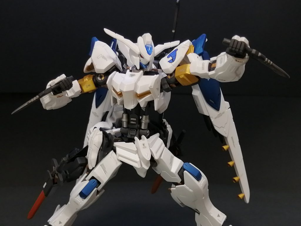 武装紹介②アーミーナイフ
　腰の両脇に追加したホルダーに懸架している小振りのナイフ。
　バエルには飛び道具がスラスターに内蔵されているレールキャノンしか装備されていないため、近距離での飛び道具として投擲による攻撃手段を追加した。
　また、腕に追加された金色のパーツはエイハブ粒子を貯蔵できるコンデンサーとなっており、瞬間的に膂力が必要となった時に一気に解放することにより従来のガンダムフレームの機体でも出せなかったパワーを発揮できるようにしている。