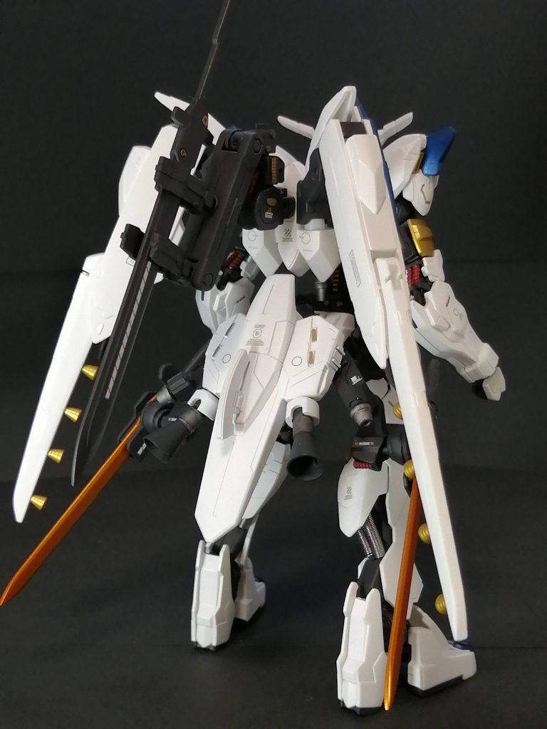 　操縦者についてはジュリエッタと同様にラスタル自身が目をつけた若き少年が就く事になったが、問題となったのは機体、バエル自身であった。
　幾らガンダムフレームの機体とはいえ、厄災戦時、つまり３００年前のままでありマクギリスの反乱を鎮圧した後封印したバエルの状態は外見上は元に戻してあったが、フレームや中身の状態は戦場に立たせるには多くの問題があった。　そこでバエルの改修プランが立案、実行されることになったがマクギリスの反乱時の様な事が起きることを危惧したギャラルホルン上層部の意向が反映され、必要最小限とも言っていい程の改修と言うことになり本機体が完成した。