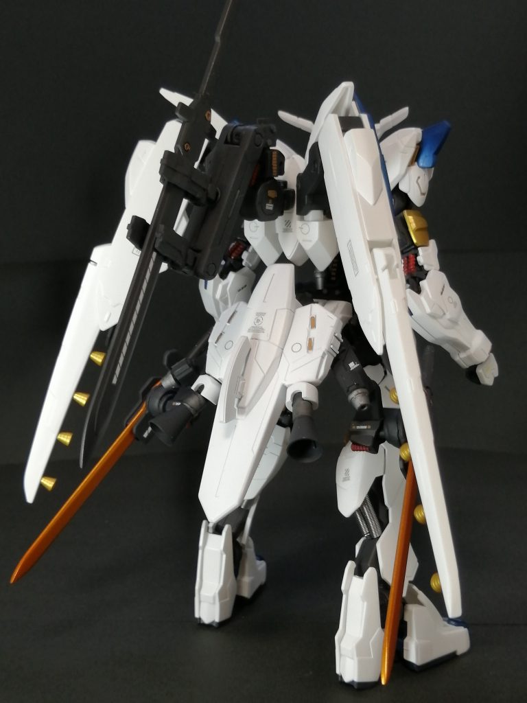 　ソードを懸架する腰に装備しているバインダーも大型化し、バインダー内部に燃料を貯蔵することによって戦闘継続時間も大幅に延長することが可能になった。