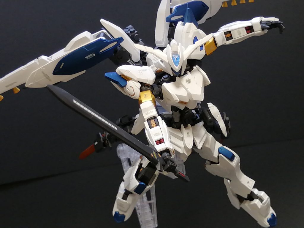 武装紹介③超硬グレイズソード
　背中に増設したサブアームで懸架している大剣。
　こちらの剣は形状こそギャラルホルンでは一般的に装備されているグレイズソードと同一であるが、本装備はより頑丈さを重視した調整がされており斬撃というより叩き潰す形での攻撃になる。
　しかしながら、より頑丈さに特化させたことにより、多少の攻撃ならば刀身で受けきる事ができるようになり、盾を持たないバエルにとっての貴重な防御手段になっている。