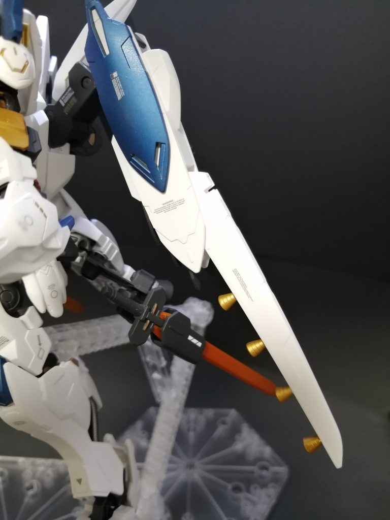 　ウイングのスラスターにはより機動性を高めるため合計８個のバーニアが新設され、改修前より機動性に磨きがかかった。