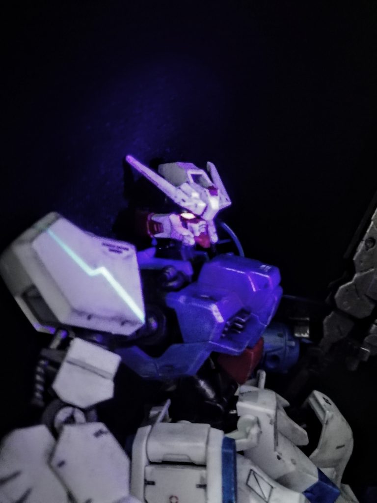 目はシールを使わず、鉄血っぽく赤い目を残しました。蛍光色で光るようにしました。ここだけ唯一エナメル塗料を使いました