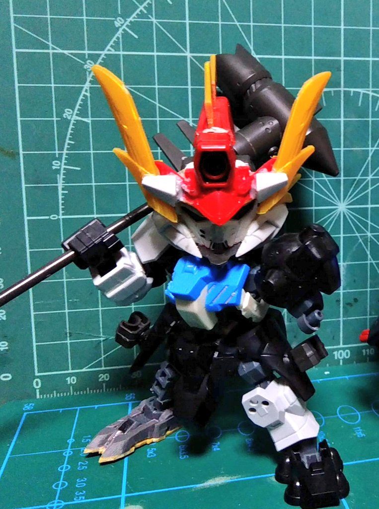 頭部はジャンクパーツを中心にそれっぽく配置しました。