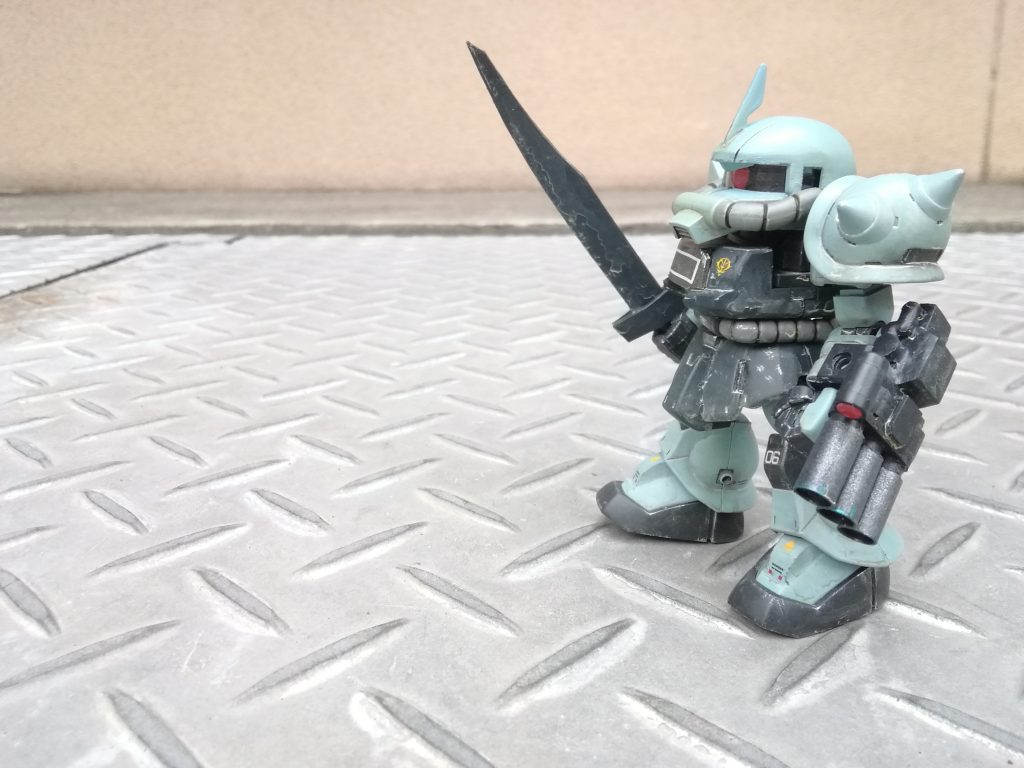 ヒートサーベルと三連装マシンガンはプラ材でスクラッチしています