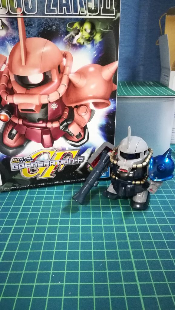 箱絵との比較
モノアイをガンダムマーカーのメタリックブルーで塗ったのですが、目視でも視認しづらくなってしまいました。
さらに塗り残し多数・・・
反省点を書き残しておくことで、次回へつなげればと思います。