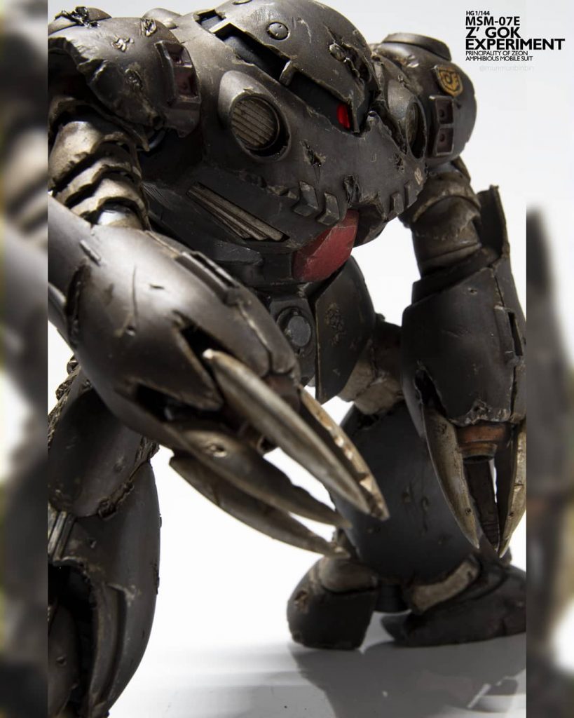 塗装は全部筆塗りで、基本色はミスターメタリックカラーのアイアン、爪やダクト?部分などはエナメル塗料のクロームシルバー、ウェザリングはウェザリングカラーの茶色とかダークブラウンとかを使っています。
また、ダメージ表現はデザインナイフでエッジを削ったり、はんだで溶かして行いました。正直クドくなるかな〜とか思ったんですけど、いい感じにまとまったので自分の手腕に感謝(自画自賛)あとせっかくヤスってエッジ出したのにデザインナイフでカリカリするのホンマ精神に悪いですね(苦笑)
モノアイはミラーフィニッシュの上にクリアレッド塗ってあります。間違ってつや消し吹いちゃったので輝きは弱くなったんですけど。
付属シールでジオンマークと肩のなんか黄色いヤツあったんですけど、どうしても塗装に合わないのでプラ板で段差つけて疑似モールド化しました。黄色い方はいい塩梅に見せかけることが出来たんですが、ジオンのマークは場所が悪くて出来ませんでした。水転写デカールが売ってないんだなぁこれが。
それとバックパック無いのは仕様です。作り忘れたわけじゃないんだからね。ね!