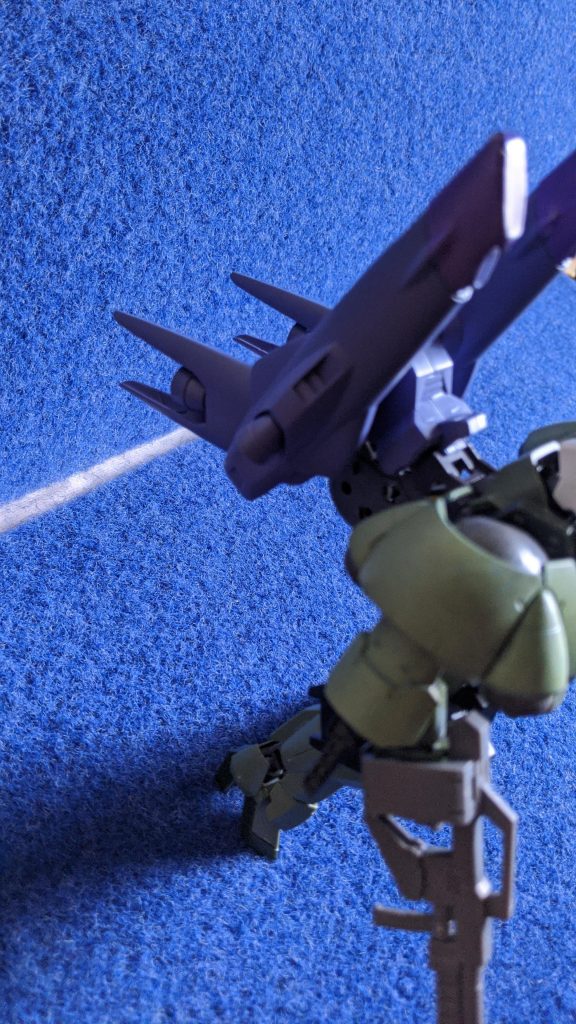 宇宙用ブースター
本来はキマリス専用の装備だがグレイズでも使えるよう、ブースターそのものにエイハブリアクターを付けてある。その為、キマリス程ではないが宇宙空間で充分な加速力を得られる。