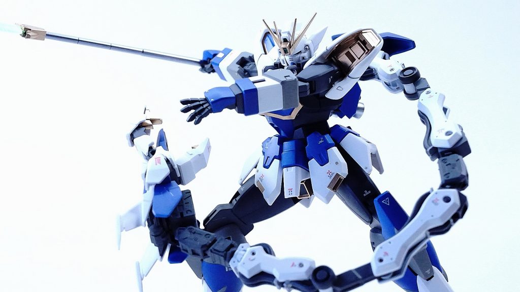 気に入らない武装その1。
ドラゴンハングが伸びないとは何事？
って事でゼルトザームアームズを2個使い、改造してみました。
重たくてヘタレるのが難点。