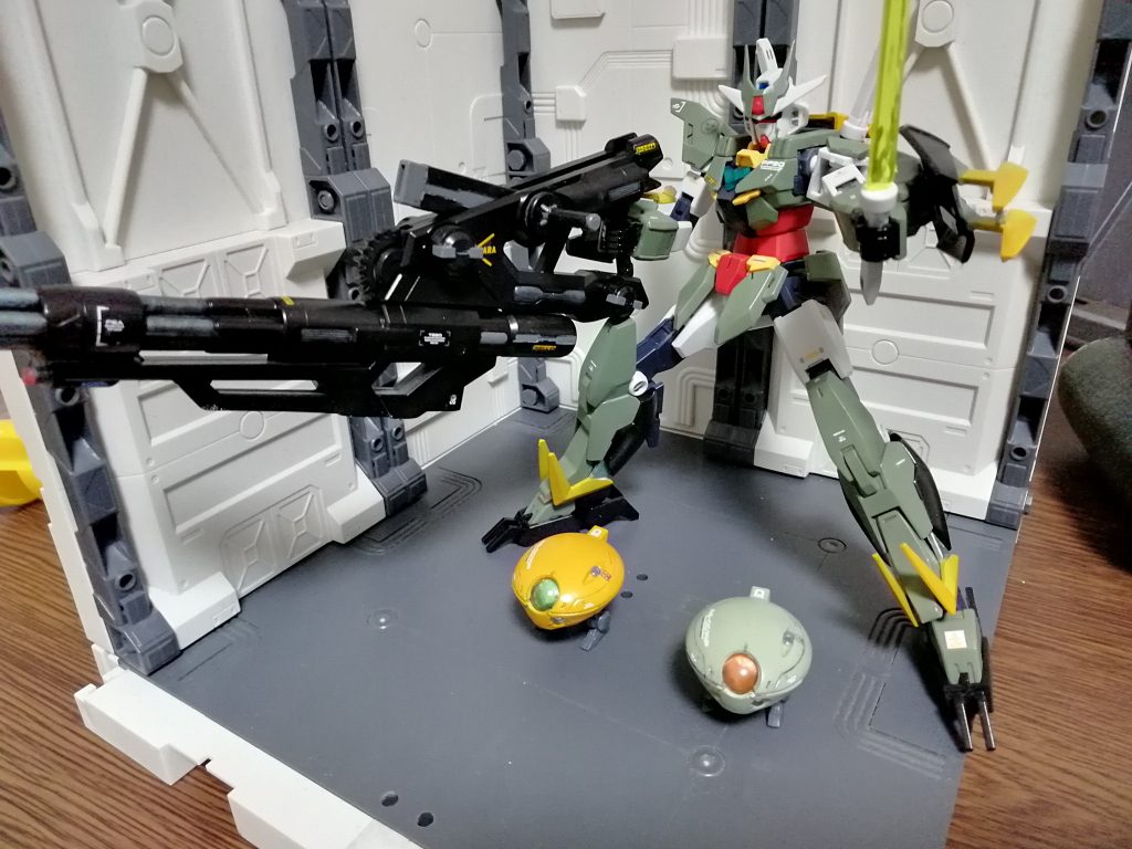 今回は部分パーツの色分けとデカールによるディティールの情報量アップに力を入れました。
ドローンのカメラアイはダイソー装飾テープを奥に仕込んでいます。
アンテナパーツのシャープ化もしています。