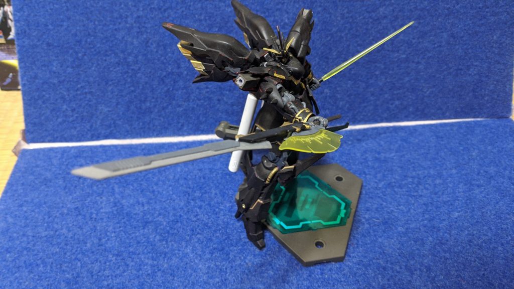 アマテラス・偽は試作装備ながら大型モビルアーマーの装甲すらたやすく切断できます。しかし燃費の悪さゆえにボス戦くらいしか使われません。