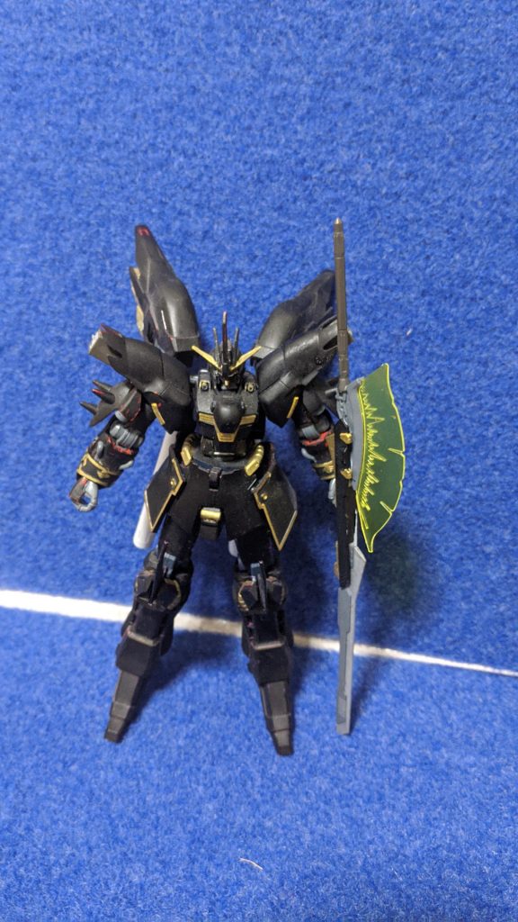 全長はレイヴンガンダムより大きいです。あとレイヴンガンダムも地味に肩アーマーにジョイント追加しました。
