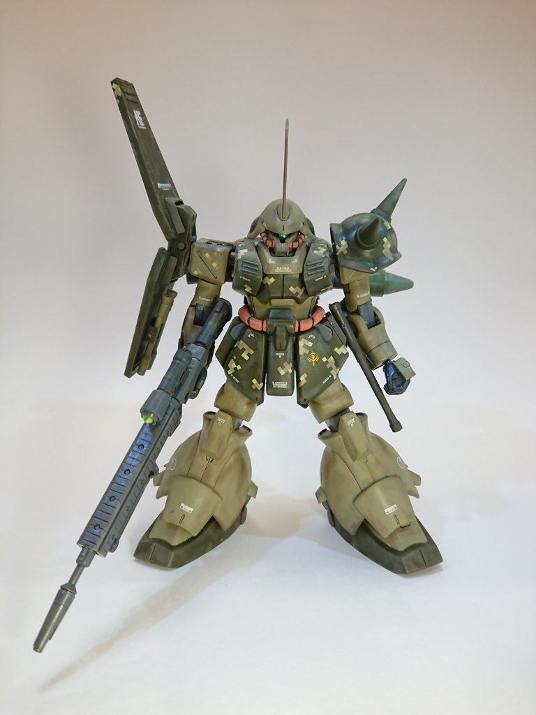 モノアイやレンズは100均のデコシールを使っています。