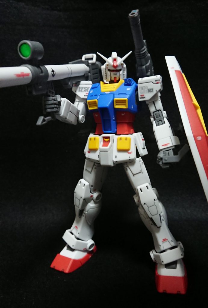 唯一改造したのはハイパーバズーカのスコープレンズ。
丁寧にくり貫いて、くり貫いたパーツを反転、ホイルシールを貼って、市販のクリアパーツと一緒に戻して接着。