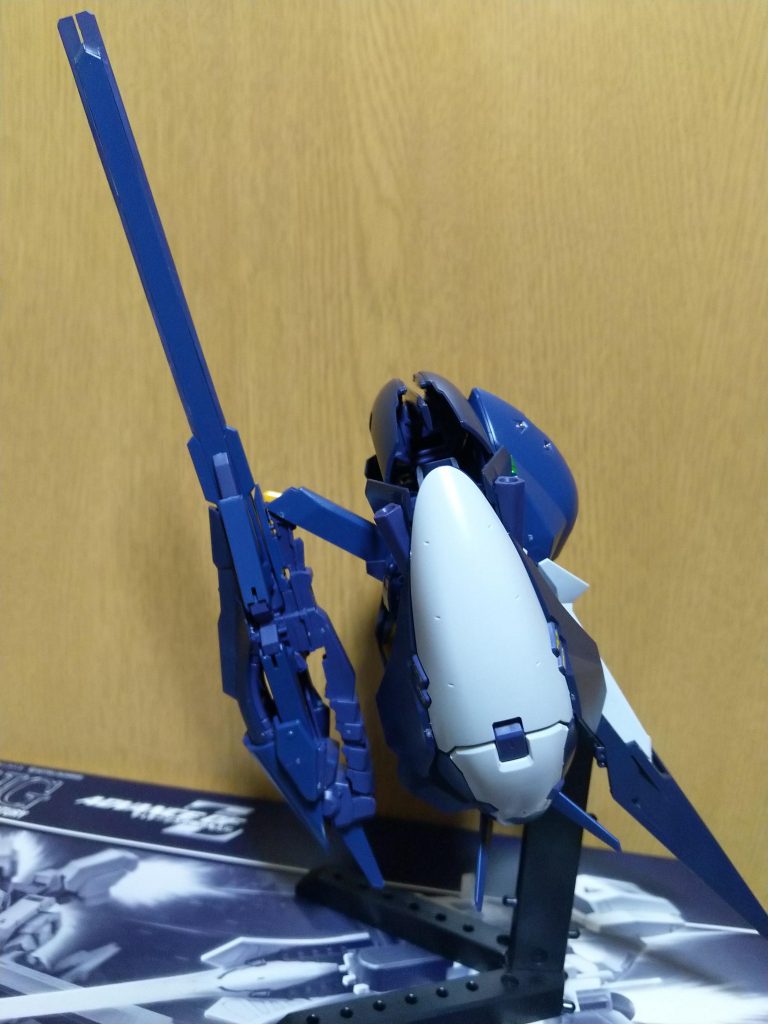 保持力はないのでプラプラします。
スタンドが干渉するので上向きにしてます(苦笑)
色を合わせるならハイゼンスレイⅡラーの成型色になるので6機分は結構エグい。