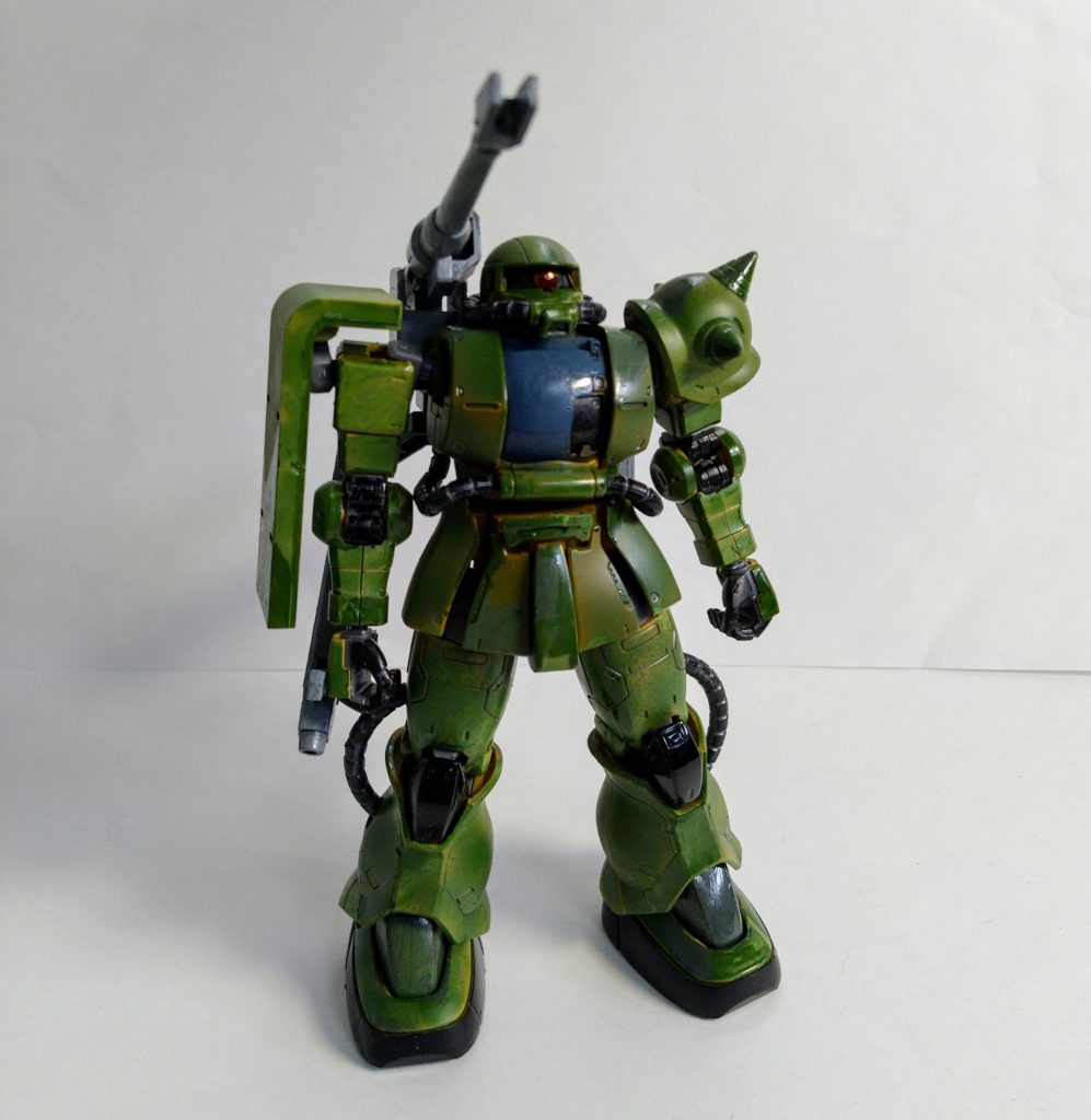 メイン写真だと薄く見えますが、
実際は何種類かの緑を合わせて
います。
特に大きな改造はしてませんが、
モノアイと、キャノンの砲口を
加えました。