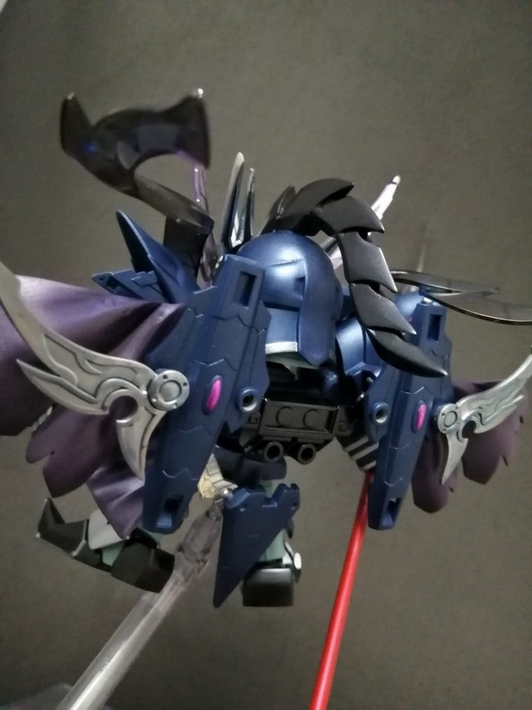 背中。マントは肩にくっついています。