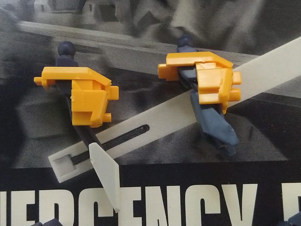 首後ろに下向きの突起がなくなっている。