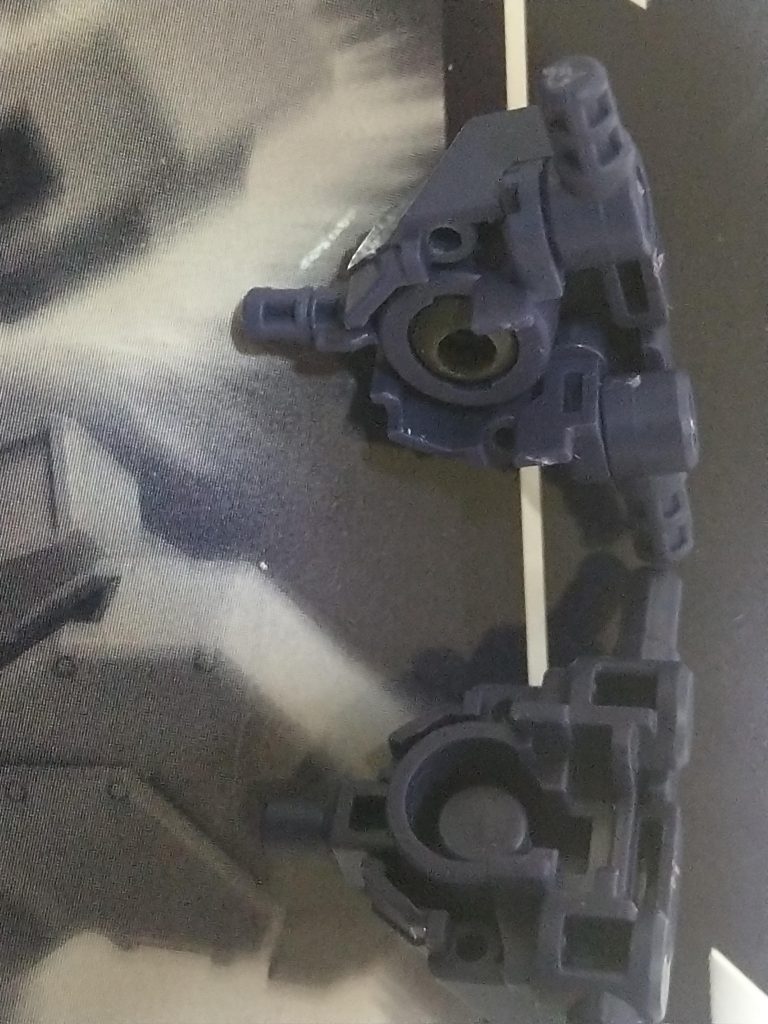 わかりづらいですが、前胸の黄色いパーツに差し込む ┃ ┃の部分の太さが違う。