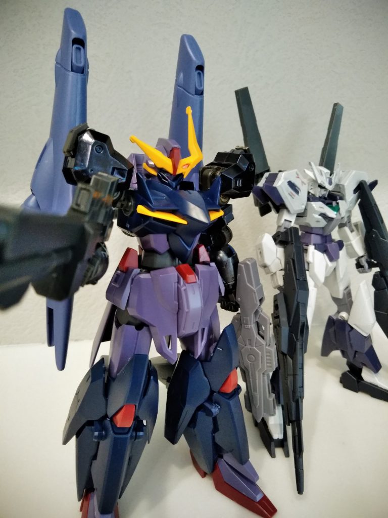 カラーリングが対象的な過去作、アイリスと
ゼルトザームがそうですが、仮面の男が駆る機体をイメージしています