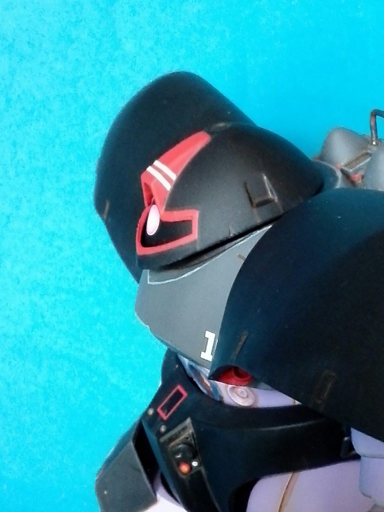 顔がつき出しているのも、ゴッグには無い ゴックの特徴でもある。