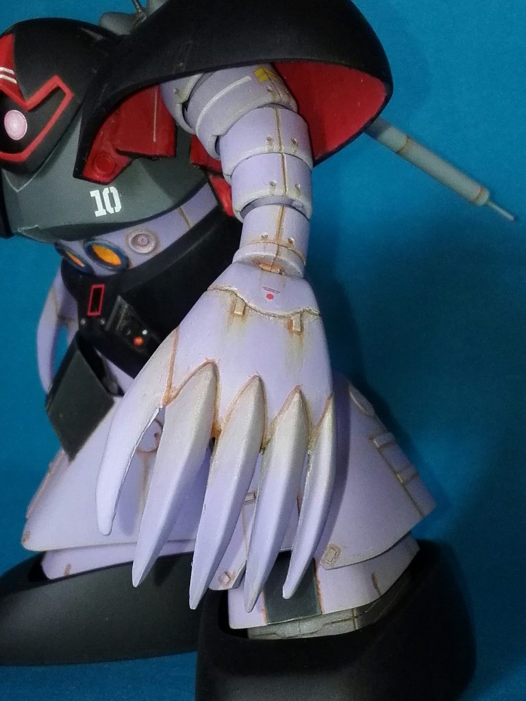 ゴッグに比べて、ショルダーアーマーや手が ひとまわり大きく、パワー重視である。