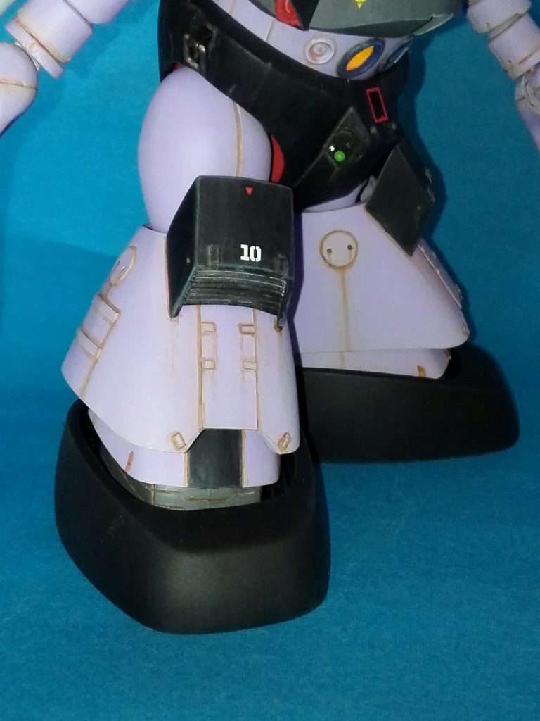 脚は ゴッグとは違い、ドムの名残が見られる形であり、踏ん張りがきく設計となっている。