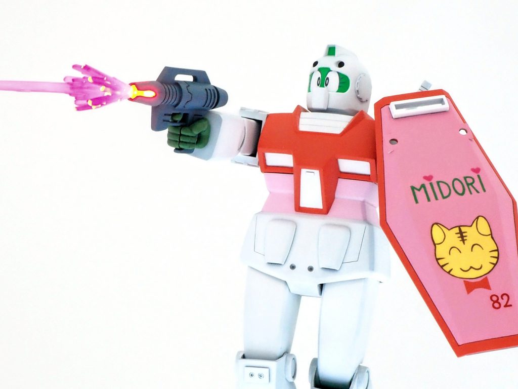 「あそこよ!」
ビームスプレーガンはLEDを内蔵し発光。
シールドのマーキングは劇中を参考にして手描きしました。「82」は多分1982年てことですよね