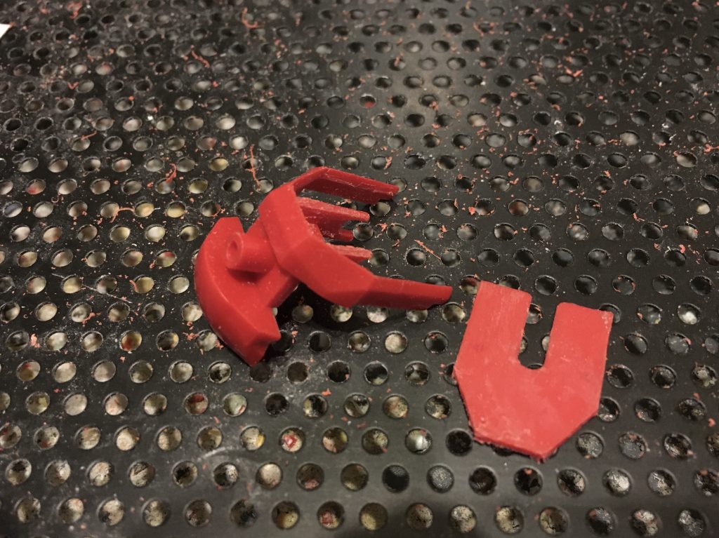 首部分はタガネとエッチングのこで慎重に切り出しました。