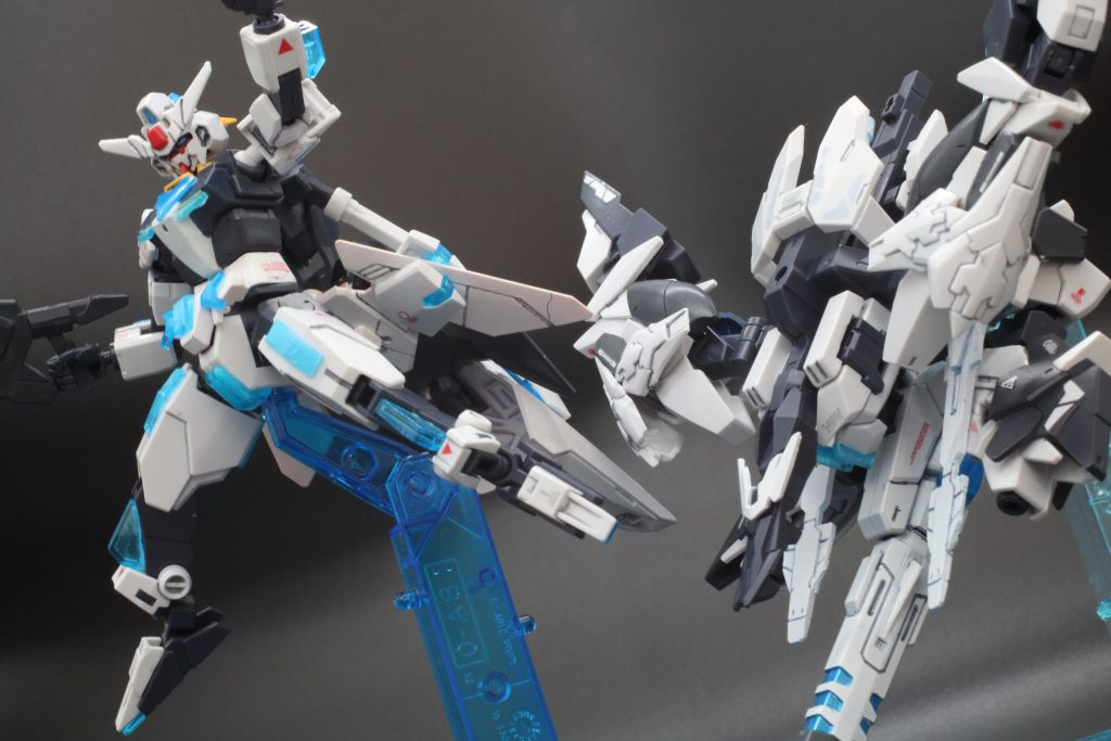 コアチェンジ・ドッキング　ゴー！

脛部のクリアパーツは隠れてしまいますがこれは、コアチェンジ時の安定化
を図る為、取り付けられたものという設定。