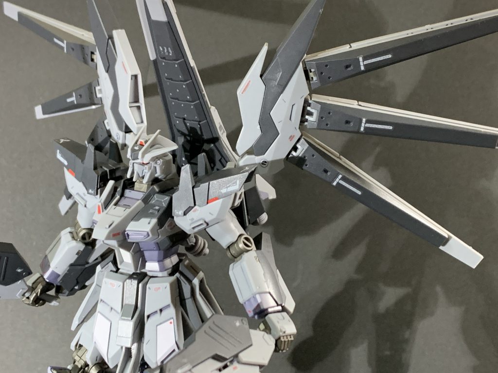 フィンファンネルを装備して「Hi-νガンダムブレイブ」の装備も再現できます。