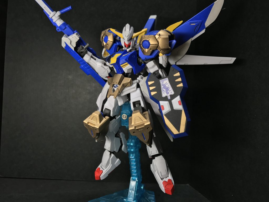 見栄を切ったポーズ

目と盾にシール使いました。
盾のシールは貼ってから失敗だと感じました。
あと口の赤色が多すぎてずっとベロ出してる感じになってますがご愛嬌です。
画像暗くてすいません。