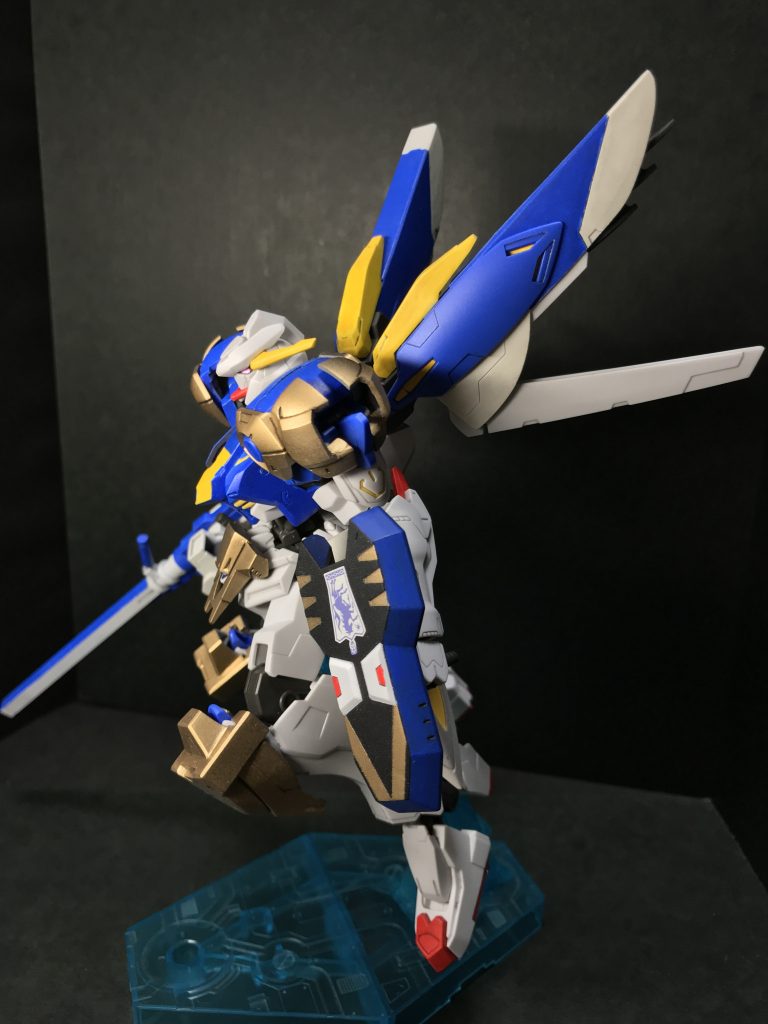 翼をアピールするポーズ

なにかのカバーイラストにありそうな絵ですよね。嘘です。
ベロが気になります。