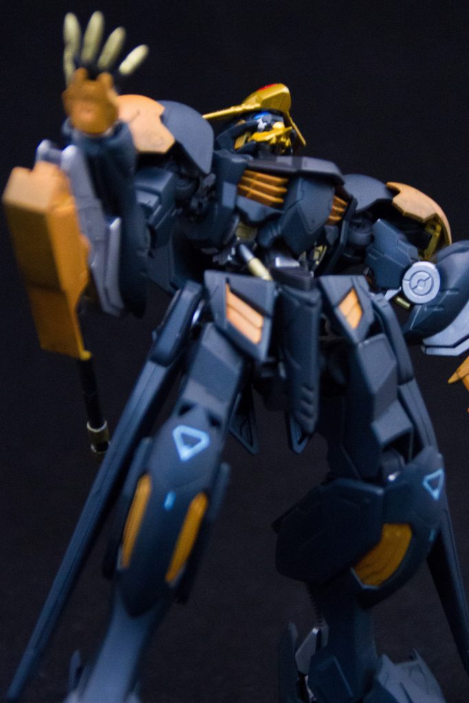 金色の爪は私のオリジナル設定でカイラル結晶を武装化したイメージです