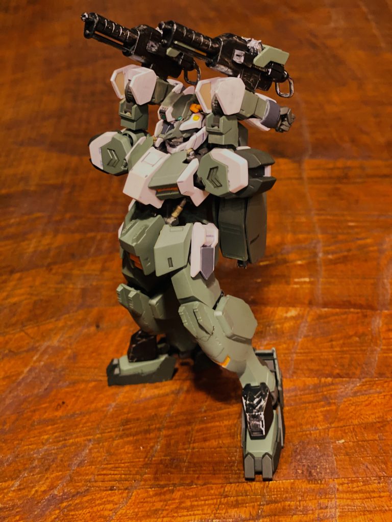 両手を持ち上げ、バスタートンファーを肩に背負うような形にします。
（この状態だとちょっとフラウロスみたいなシルエット）
そして、背中に収納されたグシオンリベイクの特徴でもある２本の隠し腕が出現。