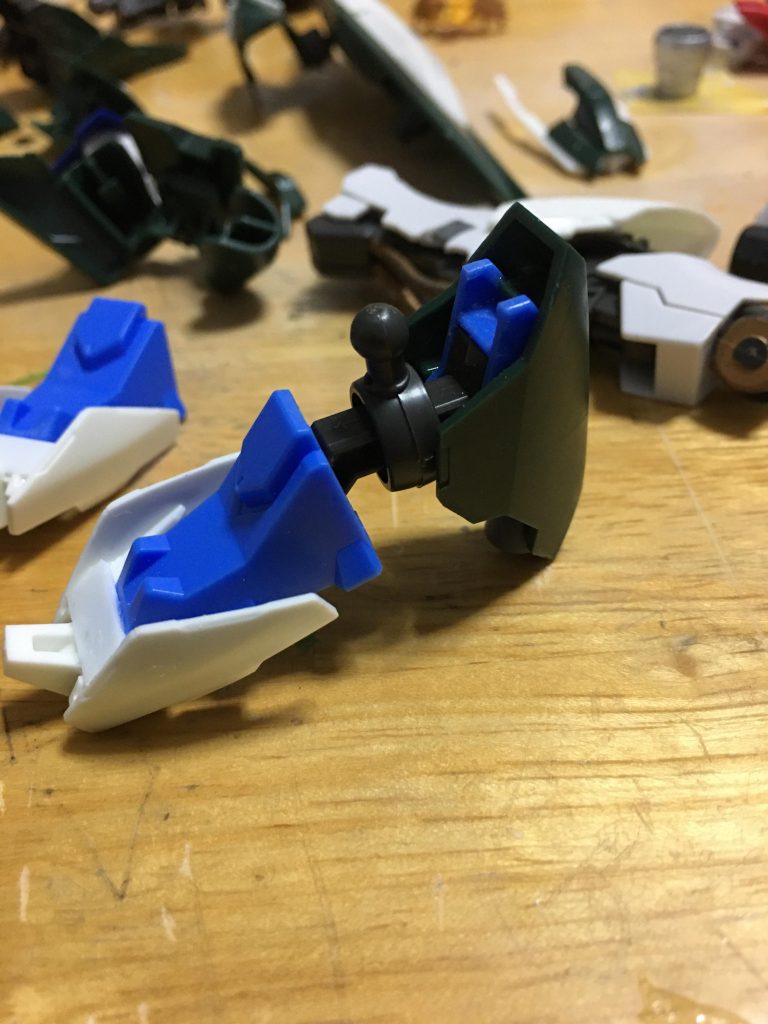 足
パイロットはジュリエッタをイメージしていたので、機体も女性的なフォルムになるようにヒールにしようとしてました。
このパーツの組み合わせが出来た時はいい感じに出来たと思ったんですが、完成するとあんまりヒールっぽくなかったですね笑