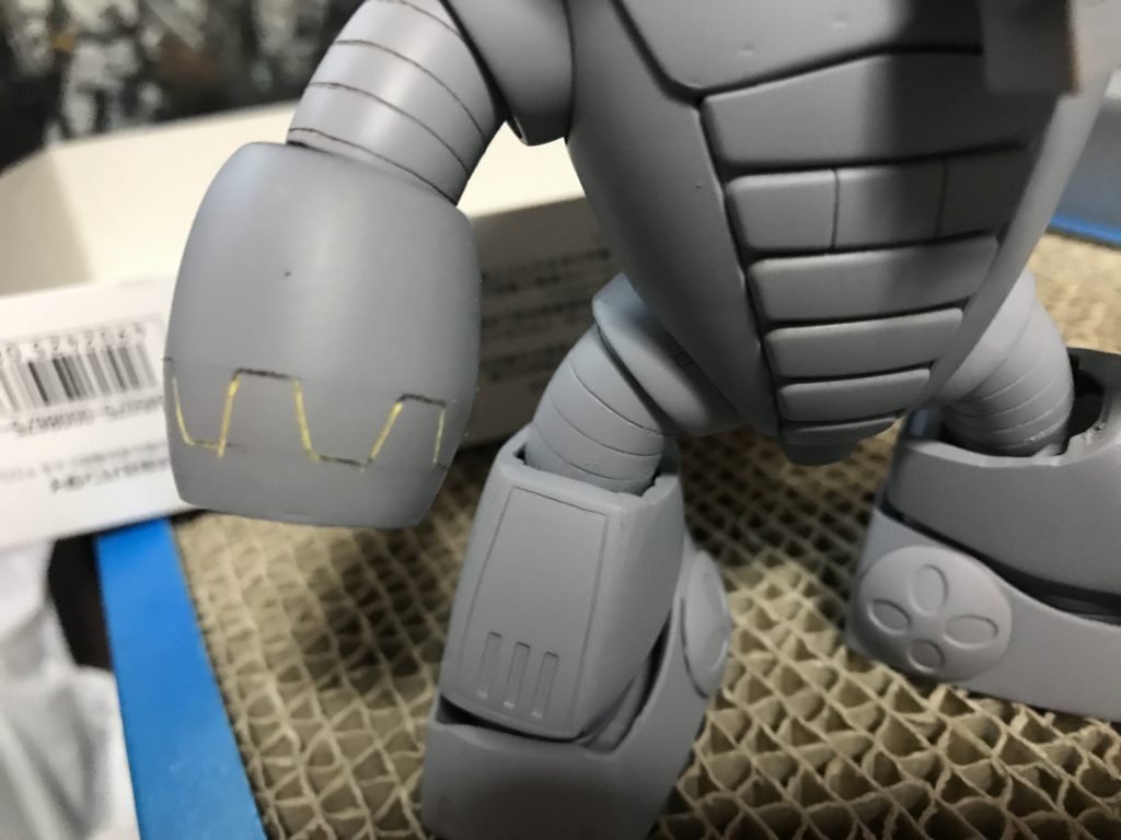 腕先のギザギザ部分の彫り込みは苦労しました^^;