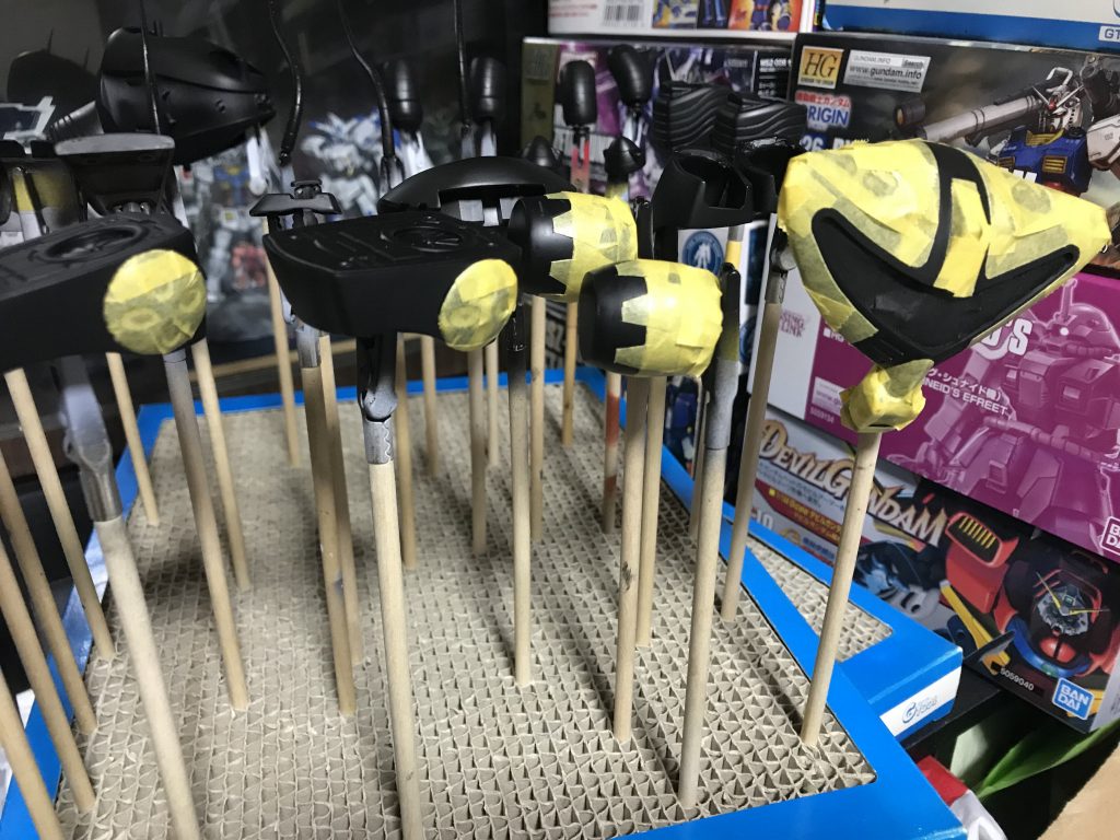 本塗装前にステサフをヤスって黒サフを噴き直しました。