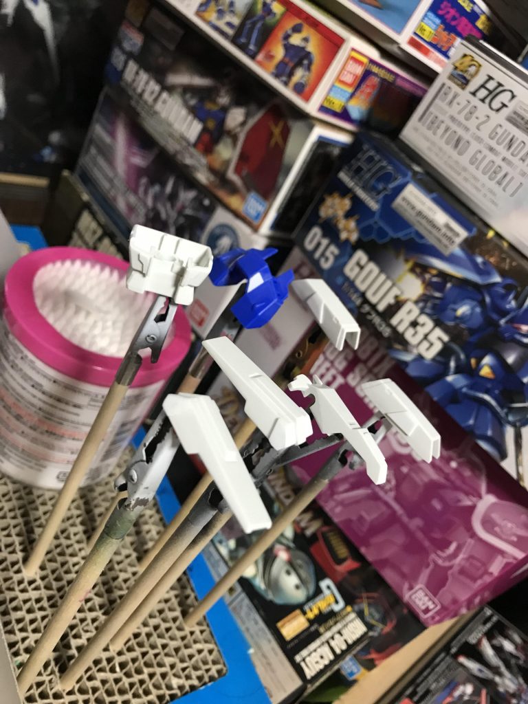 特に変わったことは、やってませんが
フロントアーマーのウラうちと若干ですが
プラ板を貼ってディティールアップをしました。