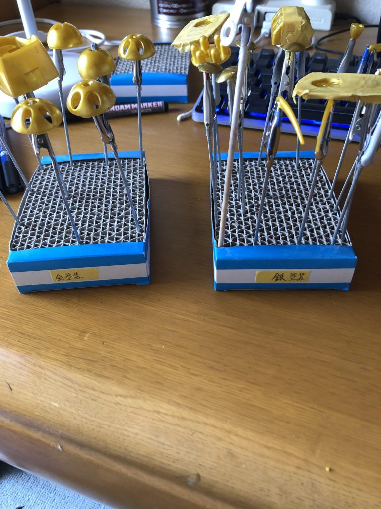 製作工程なのですが、取るのを忘れてしまい、この一枚しかありません。
これが本来のパーツの色なのですが、ゴールドって感じがしなかったので、金に塗装しなおしました。
