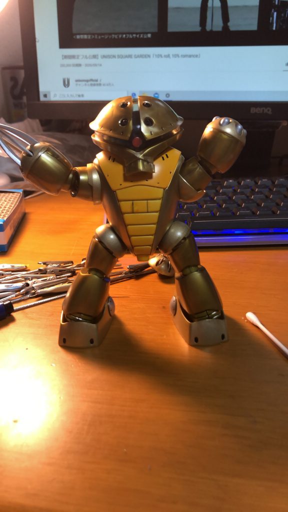 これはウェザリングやデカールを行っていないときのアッガイです。本来の目はこれが正しいのです。この両腕を天に挙げた動作…大きい敵に対して体を大きく見せる小動物感が出て可愛らしいですよね!本当に守ってあげたいという母性本能が出てしまいます。まあ、僕は男ですが。