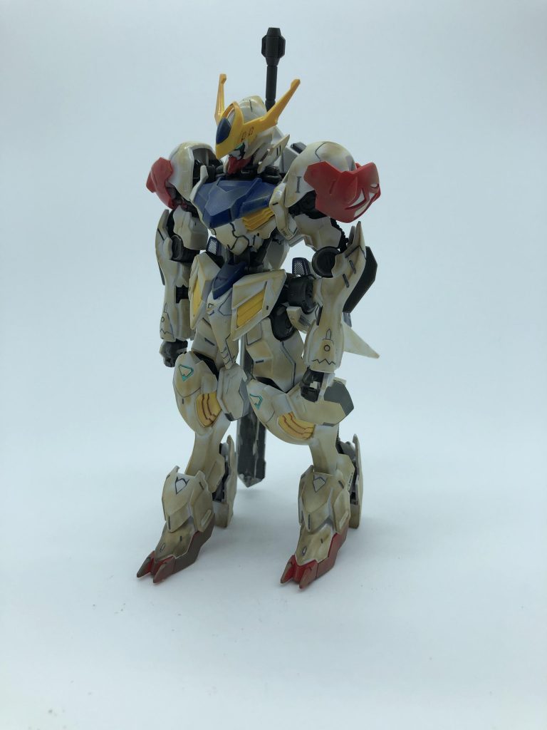 バルバトス自体、スラっとした細身の機体であるため自然に立たせているだけでもカッコよさが引き立ちますね!ガンダムアストレイみたいな、なんとも男心といいますか中二心といいますか、そういった感情が沸き上がる機体です。
ウェザリングは、陸上戦がメインの機体でなおかつ、激しい戦闘が多いので全体に砂のウェザリングを施しました。左足は少しやりすぎてしまいました。