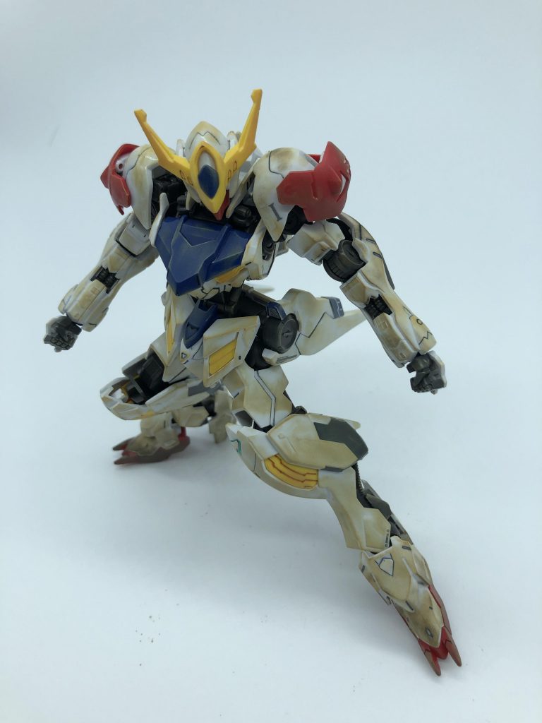 先ほどの写真と似たようなポージングですが、やや斜め上あたりから撮り、頭部を引かせてみました。個人的にはこのポージングが結構気に入っています。