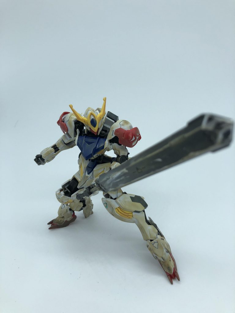 メイン写真を飾ってくれた写真です。このキットが入っているパッケージと同じポーズで撮りました。もうちょっと左手を上の方にあげられたらよかったのですが、うまくいきませんでした。パッケージに描かれているバルバトス全機体についている爪は入っていませんでしたが、それでもこの構造はカッコいいです。
リミッター解除した時の赤く稲妻のようなものを作ってみたかったのですが、僕の技術ではまだ無理でした…いつかは作ってバルバトスルプスレクスにつけたいです。